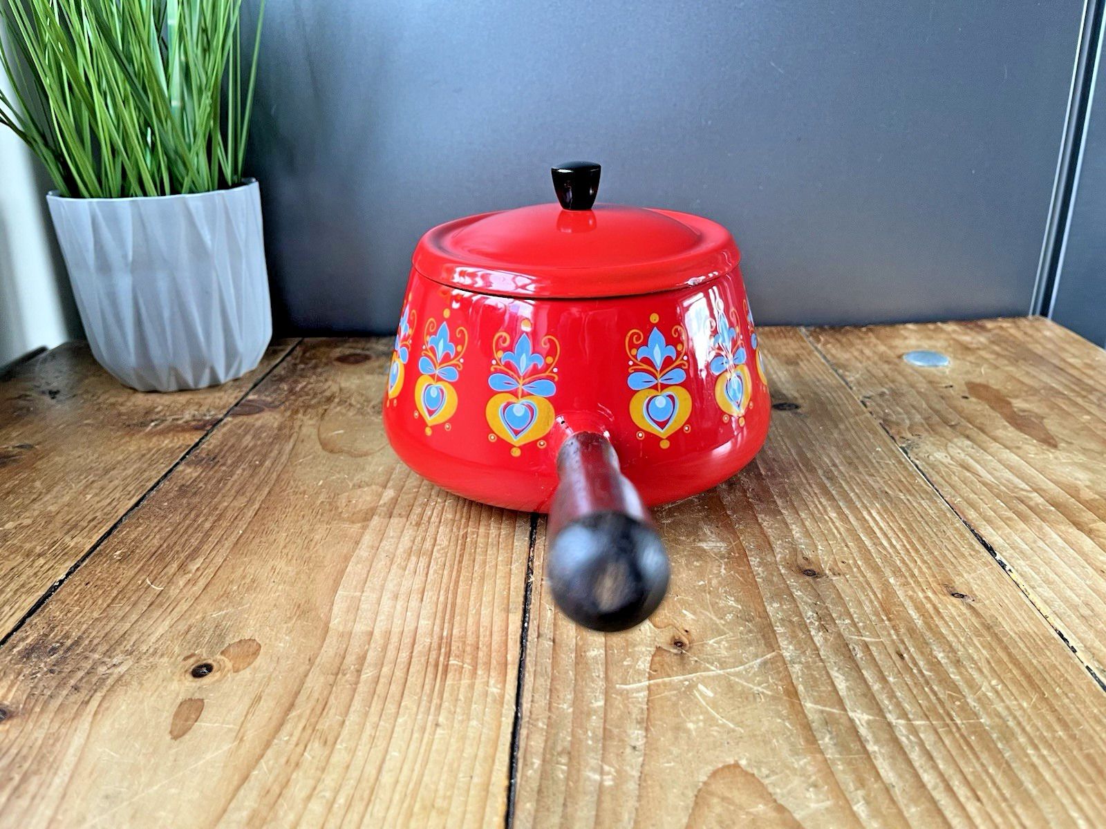 photo vinterior Mid Century 60's Scandinavian Style Dutch Red Floral Enamel Fondue Set & Burner