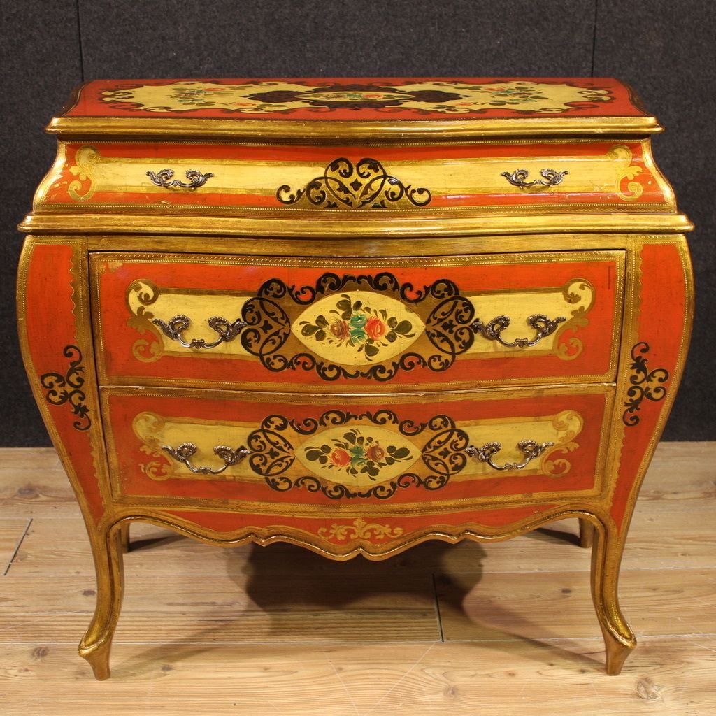 photo furniture Small Lacquered Dresser In Tuscan Style From The 20th Century