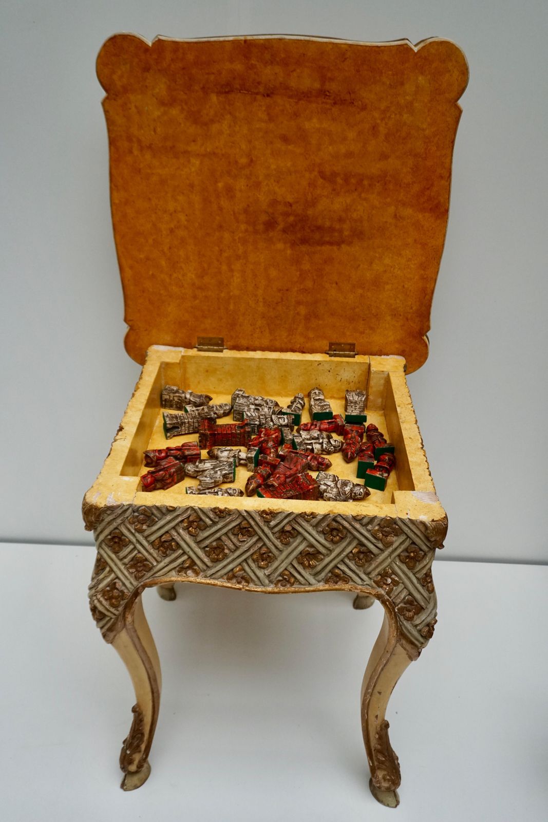 photo vinterior Games Chess Set Of Handcrafted And Painted Wood Pieces With Table And Board