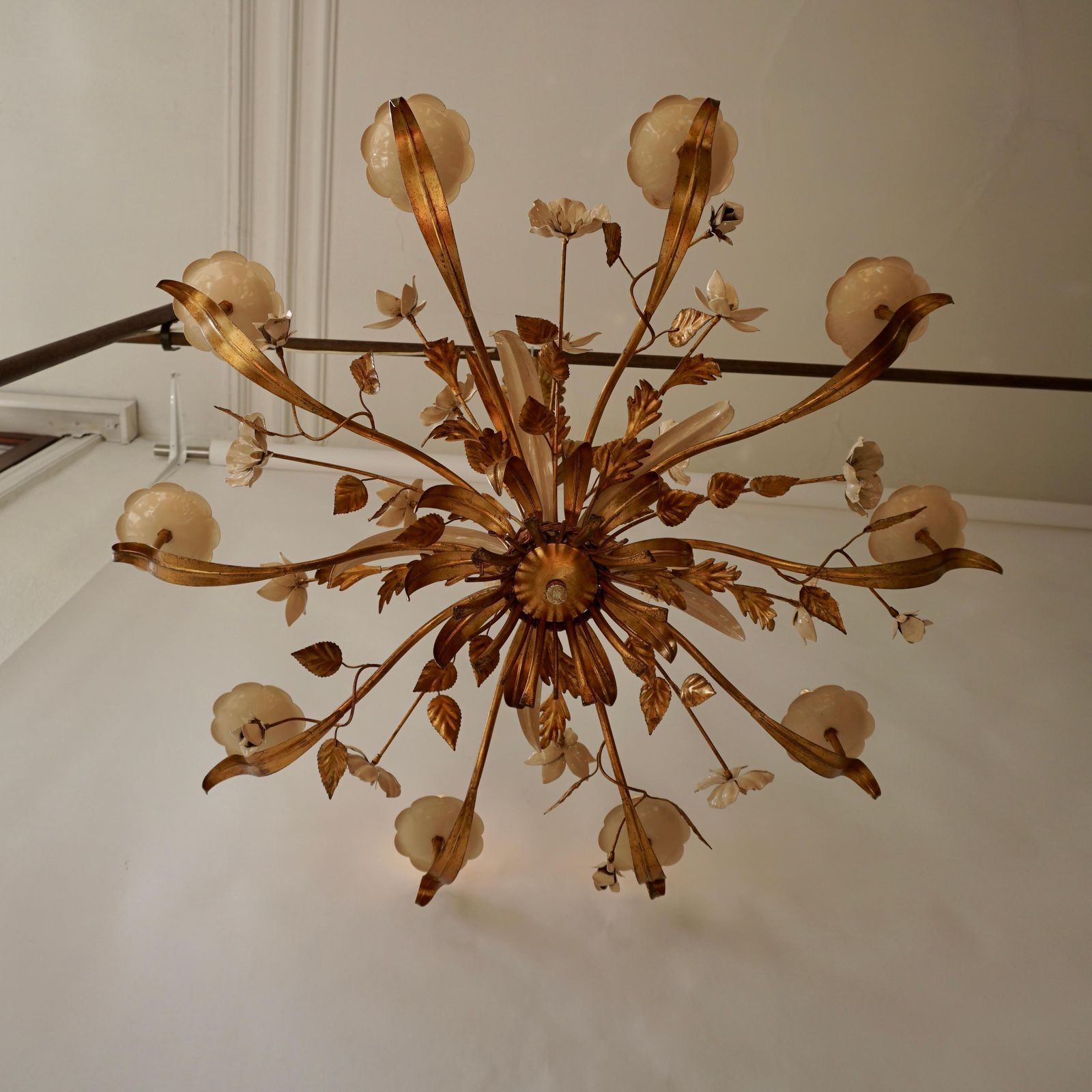 photo furniture Gilded And White Patinated Italian Chandelier With 10 Candle Lamps