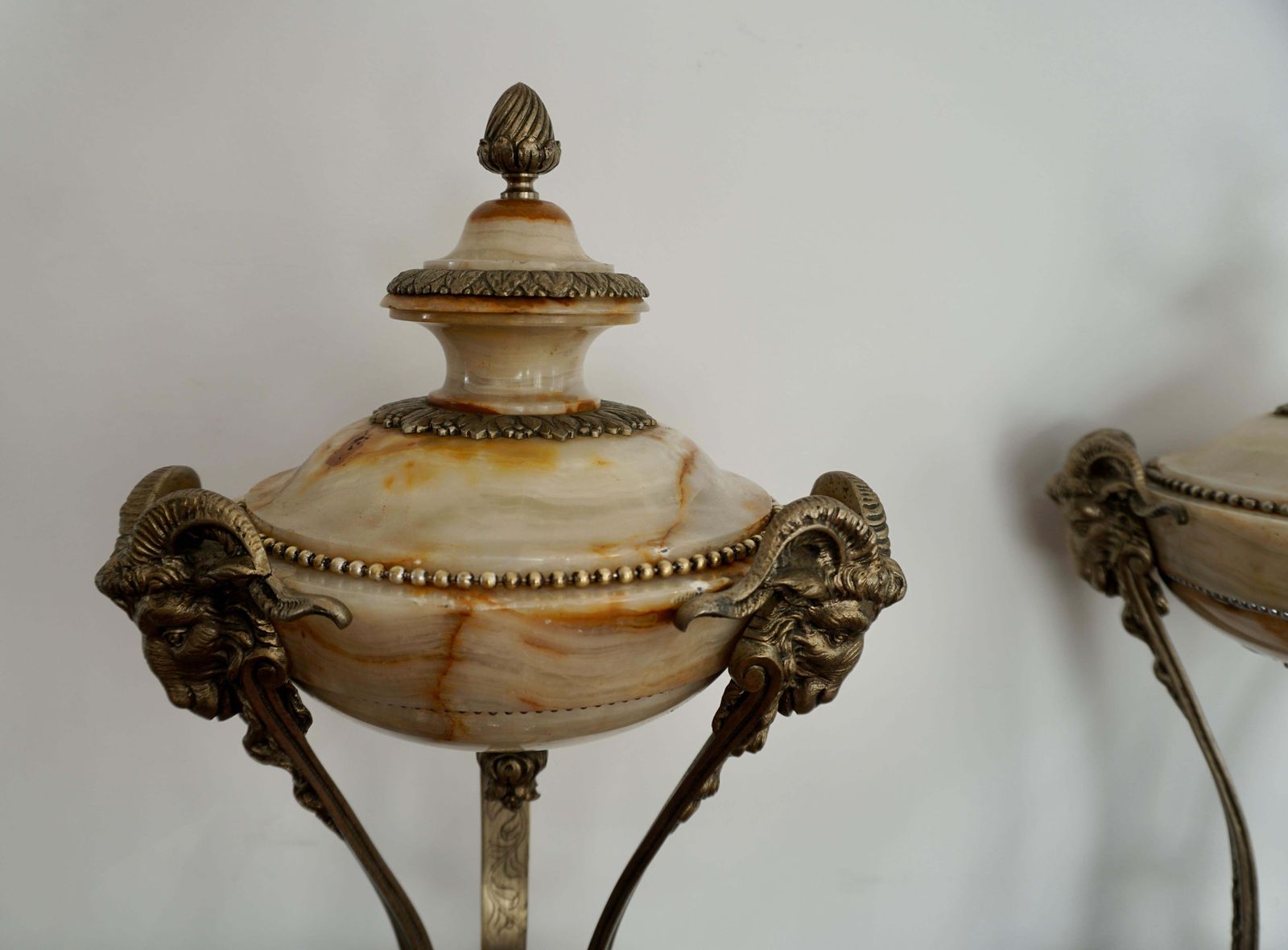 photo vinterior A Nice Pair Of Onyx And Silvered Bronze Ornamental Vases