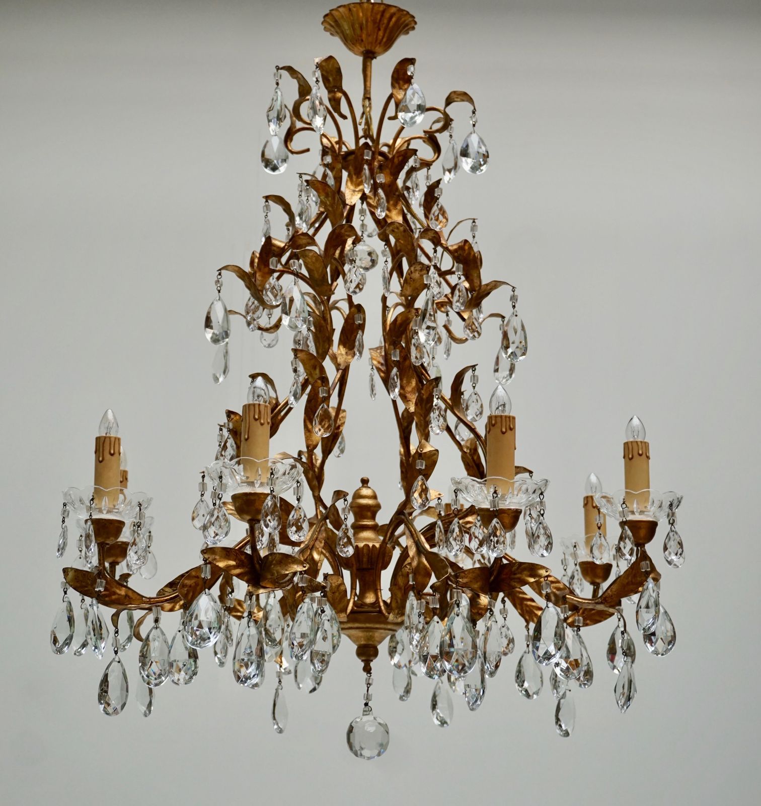 photo vintage Gilded Brass Eight Light Chandelier With Leaves And Crystal