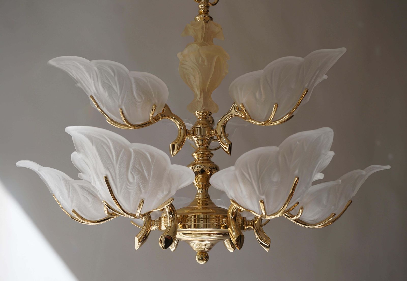 photo furniture Italian Chandelier In Brass With Murano Glass Shells, 1970s