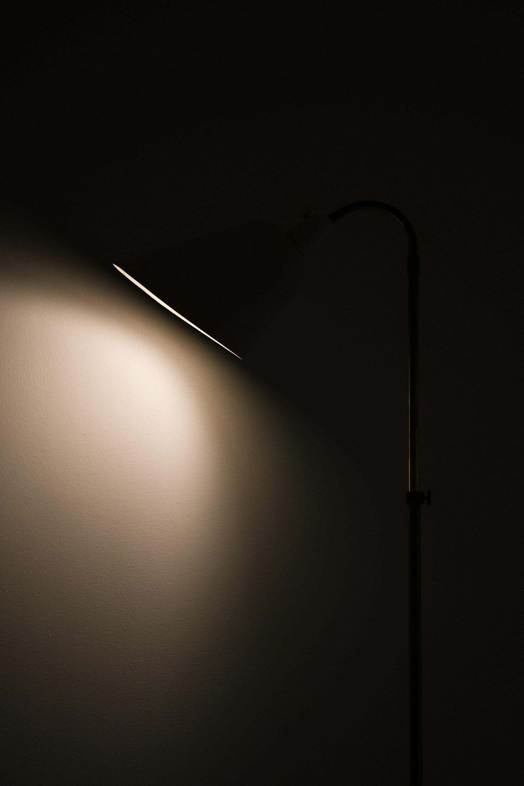 Early Floor Lamp In Brass And Lacquered Metal By Arne Jacobsen, 1950's photo vinterior