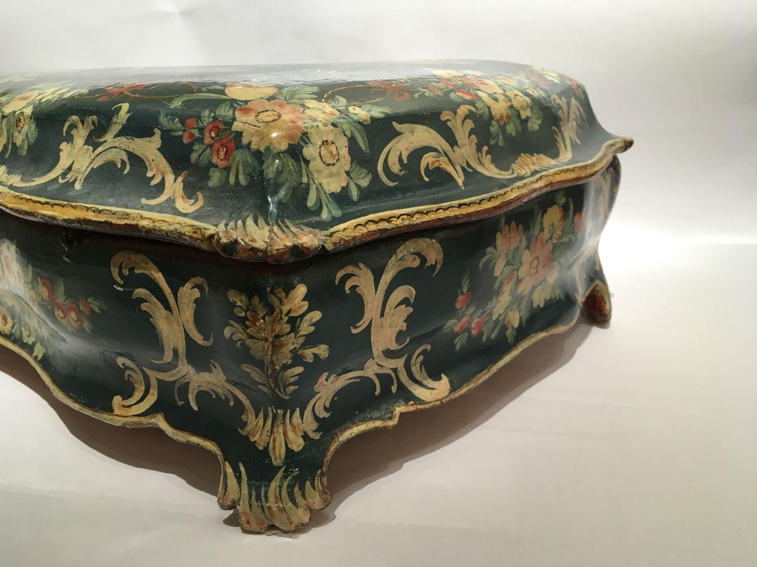 photo vinterior 1750 Venezia Italy Blue Lacquered Wooden Box With Flowers And Figures