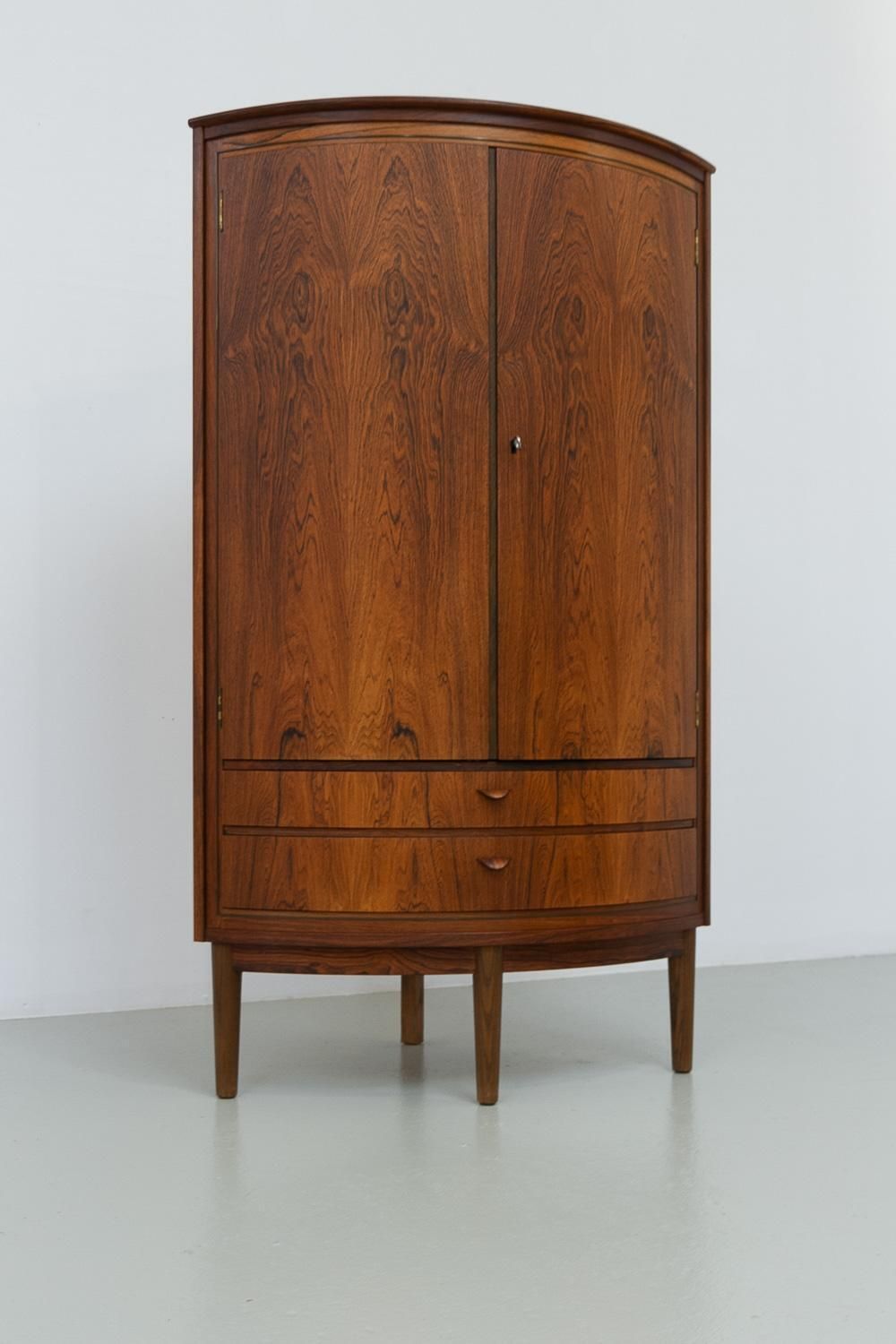 photo vintage Danish Mid Century Modern Rosewood Bow Front Corner Cabinet, 1950s.