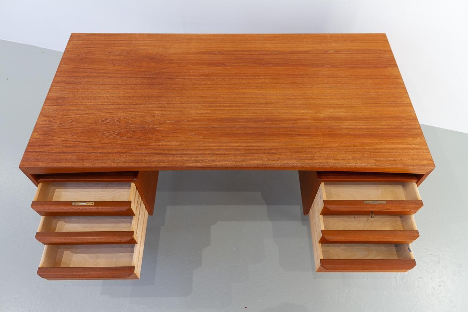 Danish Mid Century Modern Teak Desk By Valdemar Mortensen, 1960s. photo vinterior