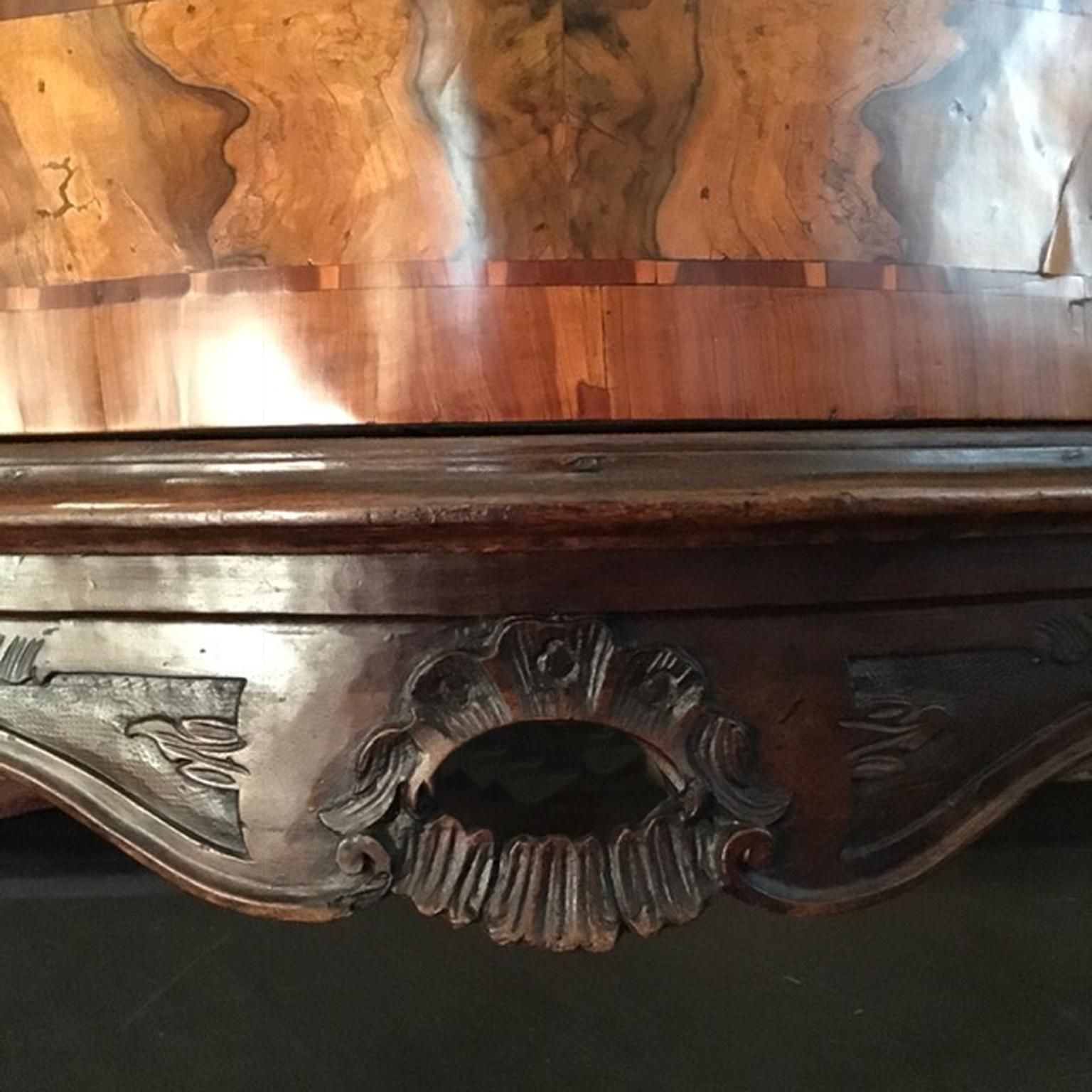 photo furniture Italy Venezia 18th Century Baroque Olive And Briar Wood Chest Of Drawers