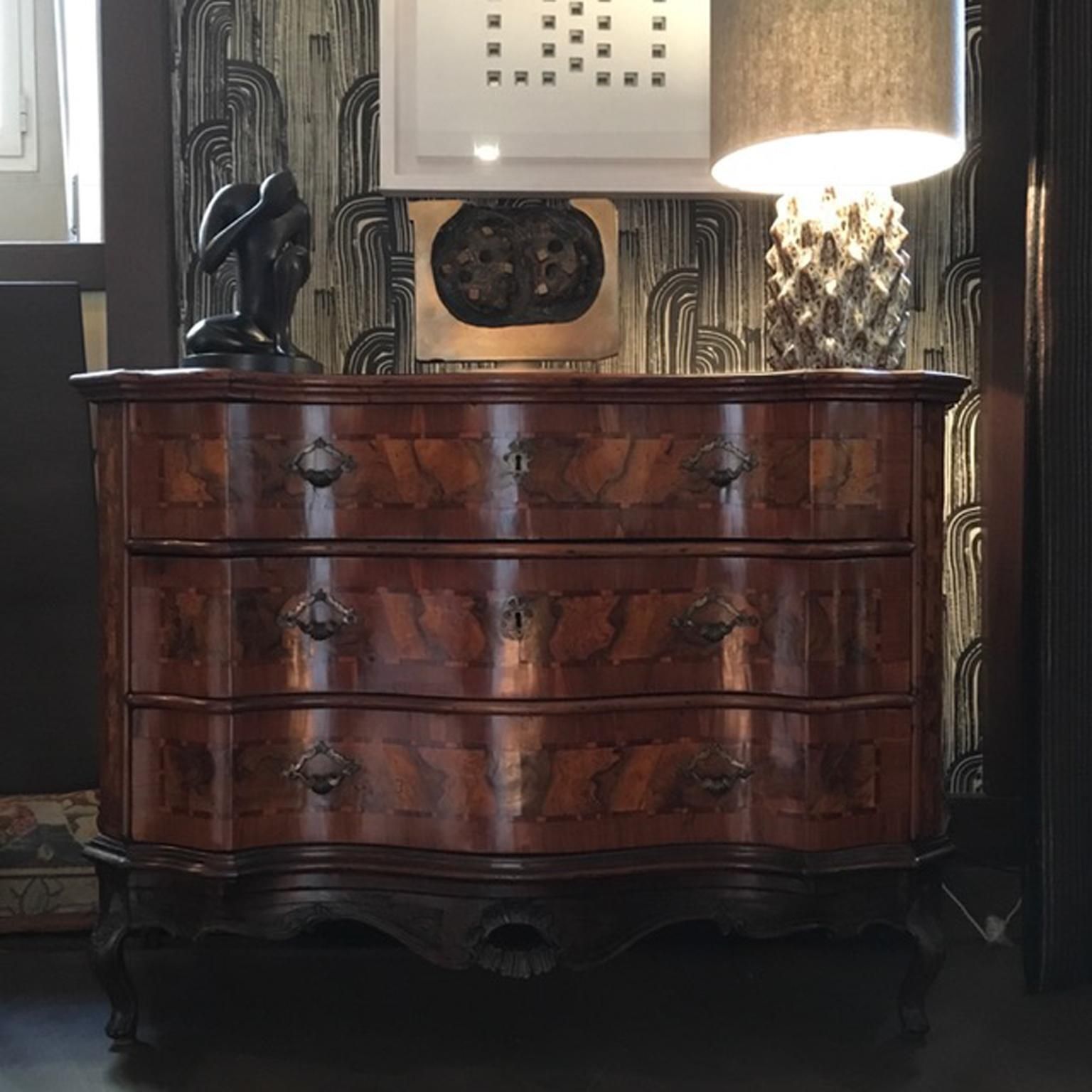 photo vinterior Italy Venezia 18th Century Baroque Olive And Briar Wood Chest Of Drawers