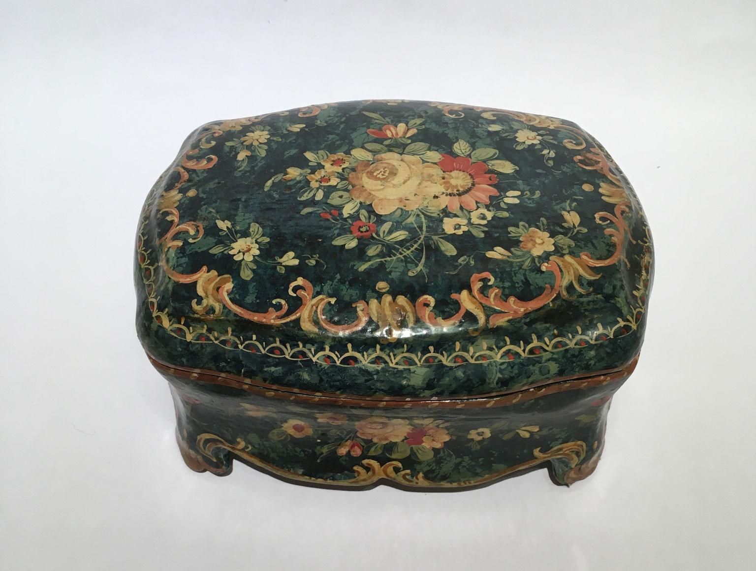 photo vintage 1750 Venezia Italy Green Lacquered Wooden Box Jewelry Case And Floral Decoration