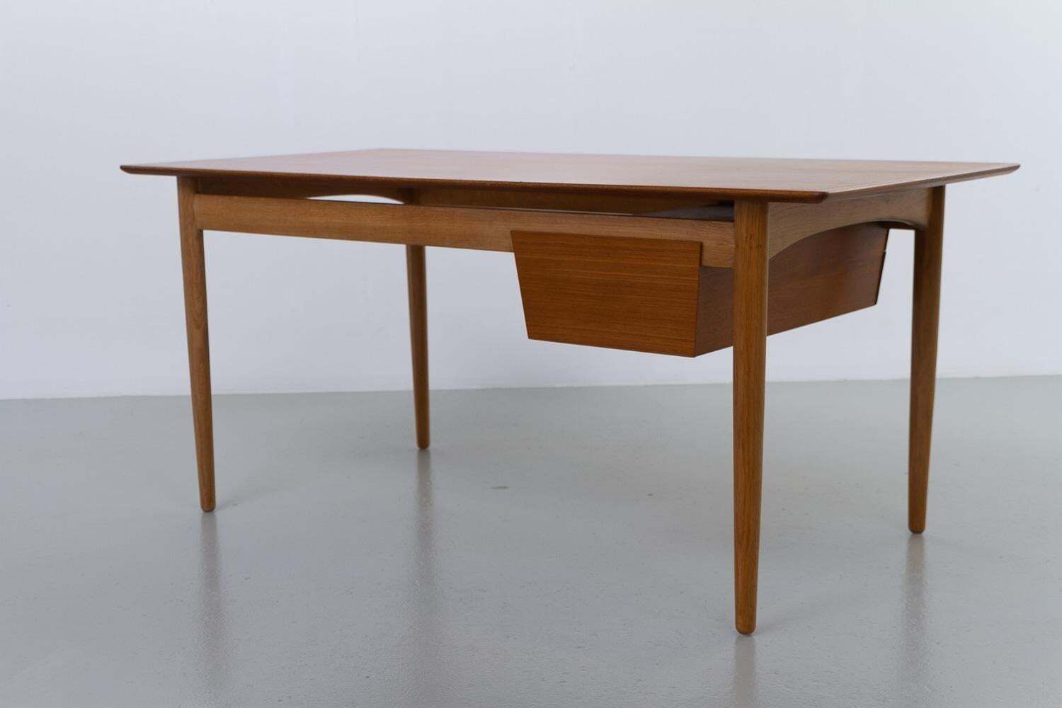 photo vinterior Danish Modern Teak And Oak Desk By Ib Kofod Larsen For Fredericia, 1956s.