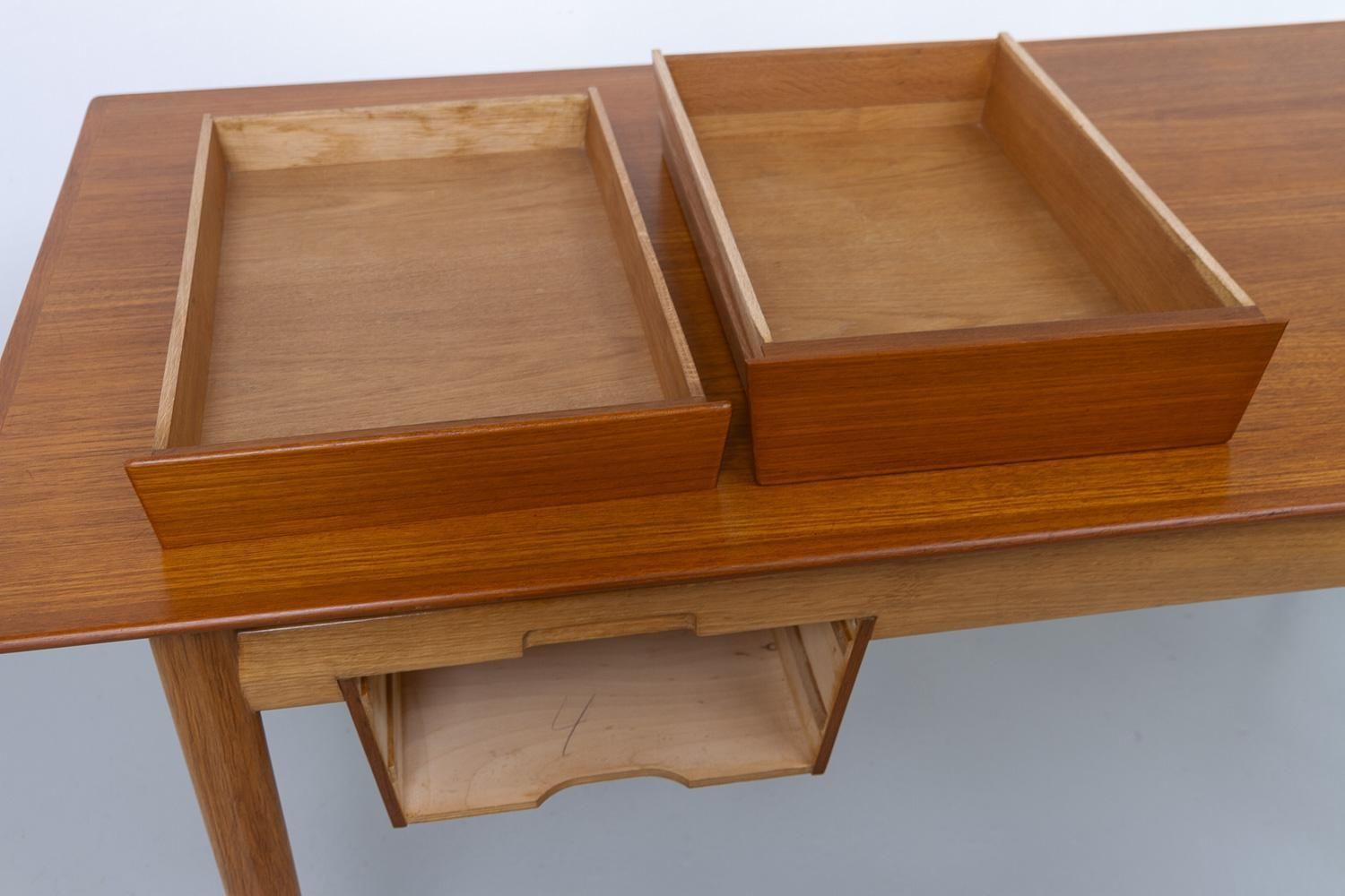 photo vintage Danish Modern Teak And Oak Desk By Ib Kofod Larsen For Fredericia, 1956s.