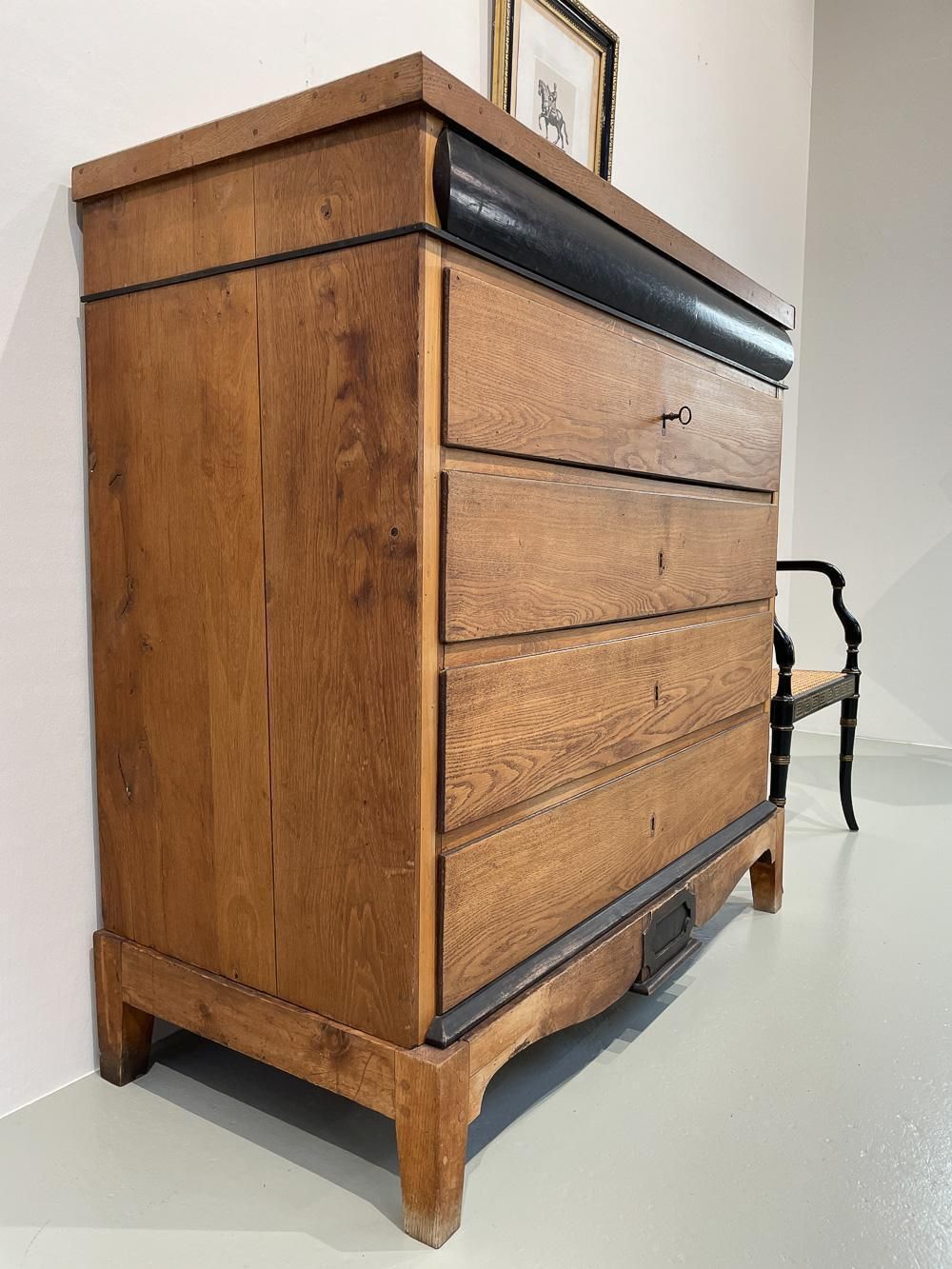 photo vintage Antique Danish Oak Chest Of Drawers, Ca. 1800.