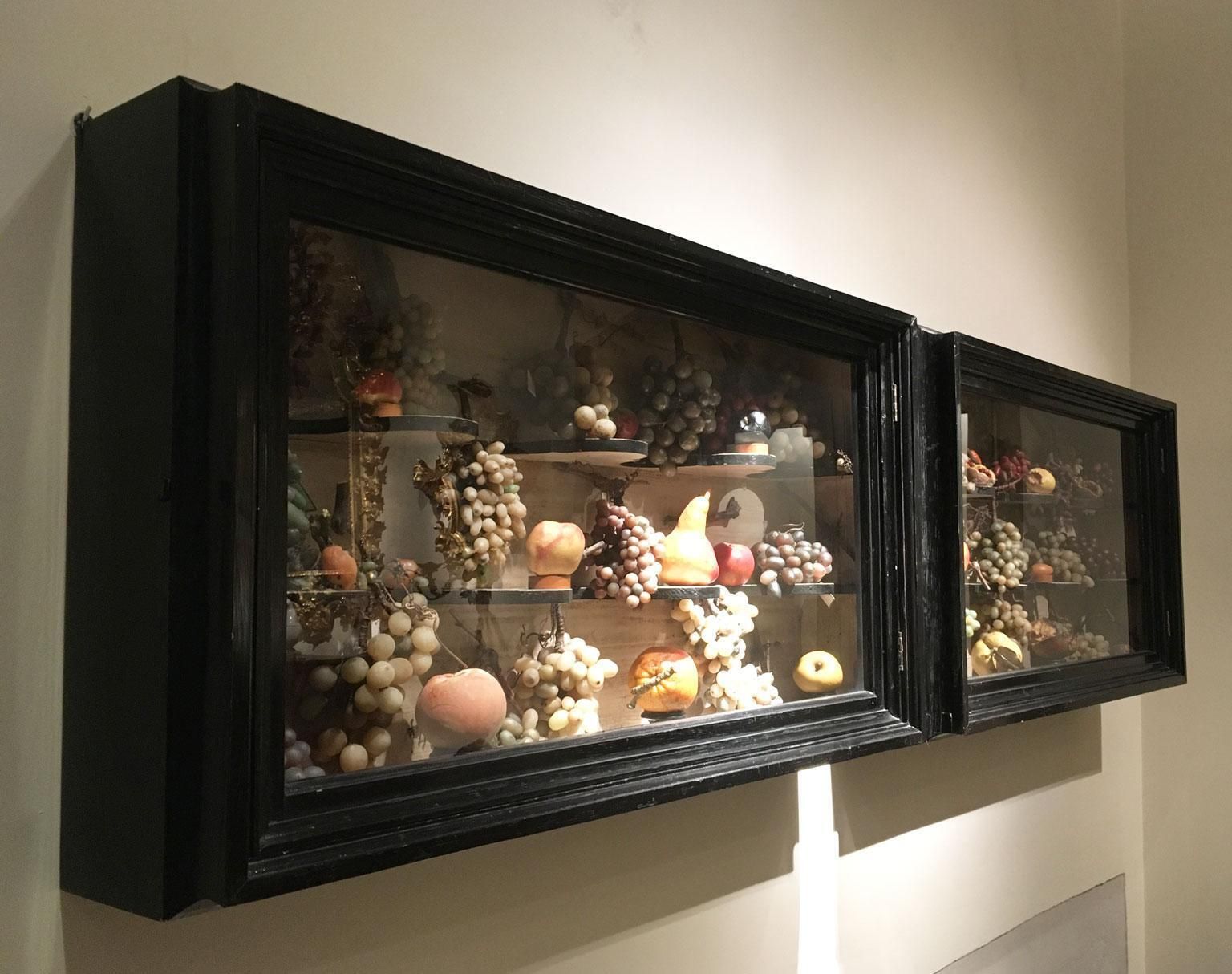 Paire de vitrines Wunderkammer en style baroque avec fruits artificiels en cire, Italie, vers 1850 photo furniture