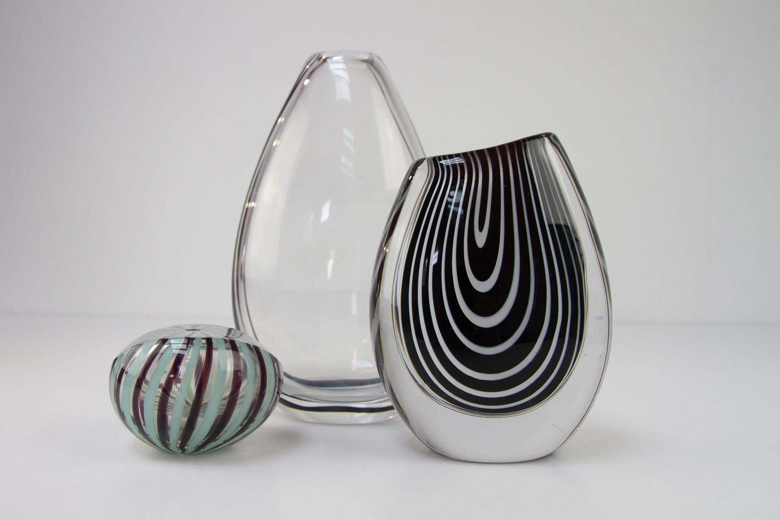 photo vinterior Kosta "Zebra" Glass Vase By Vicke Lindstrand, 1950s.