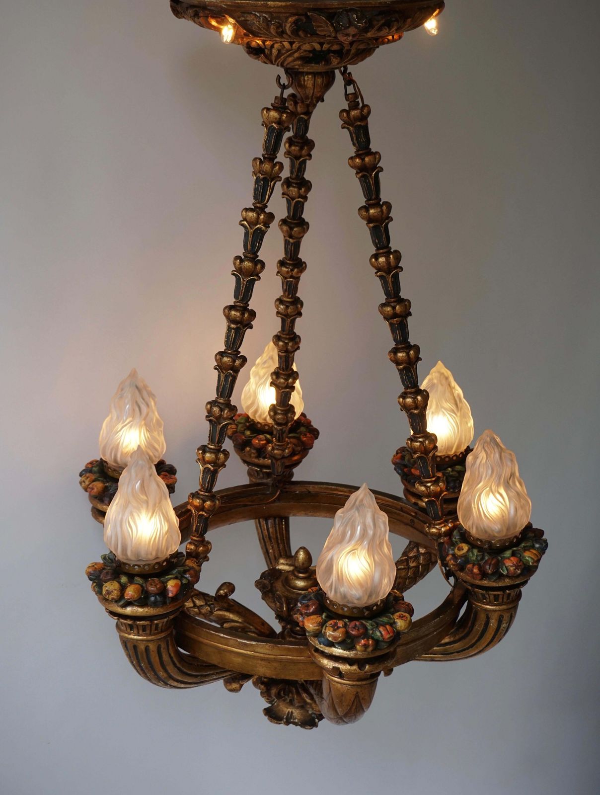 photo vintage Wonderful Italian Giltwood Cherubs Putti And Painted Fruit Torch Chandelier
