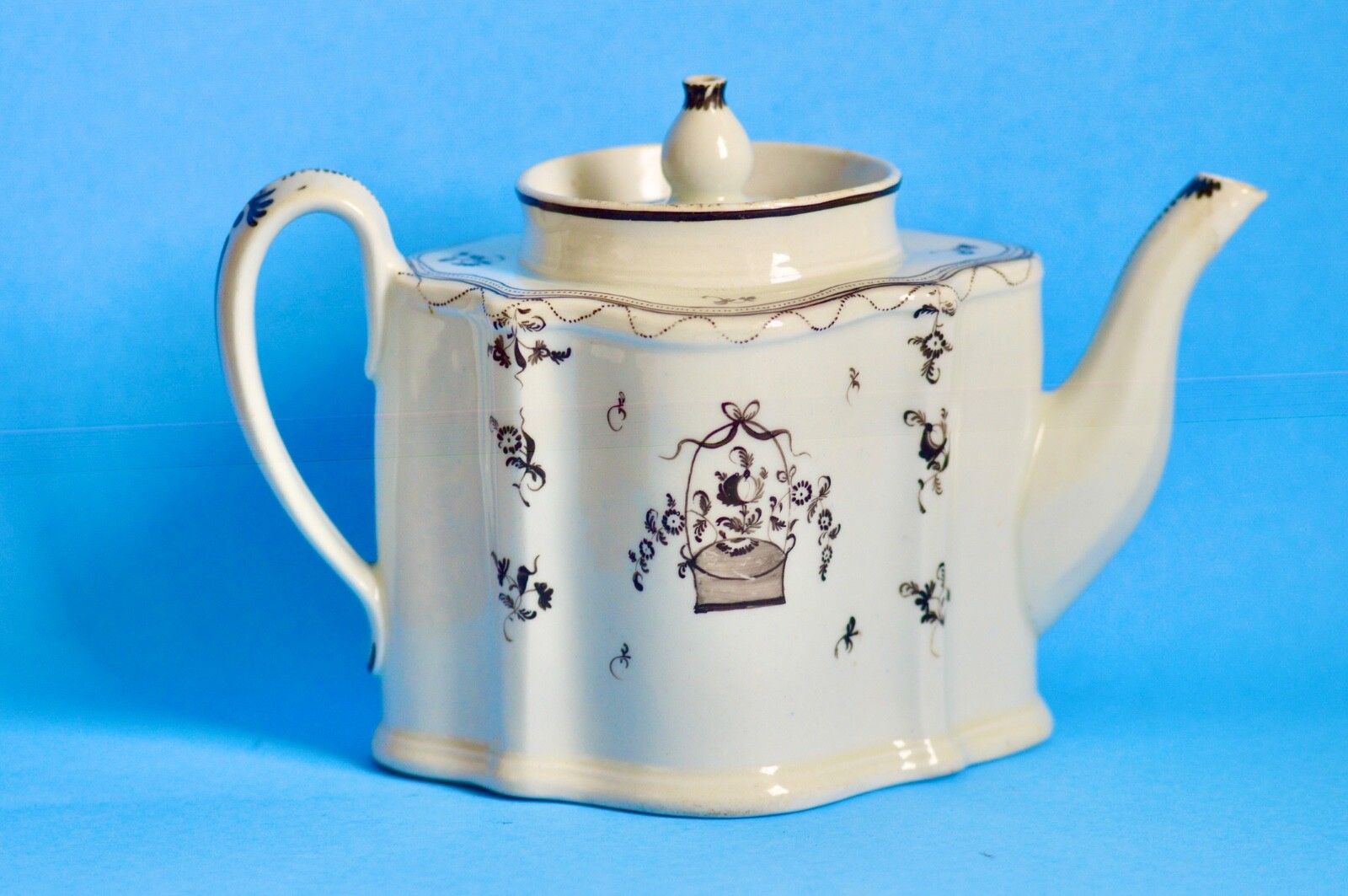 Late 18th Century New Hall Porcelain Teapot photo furniture