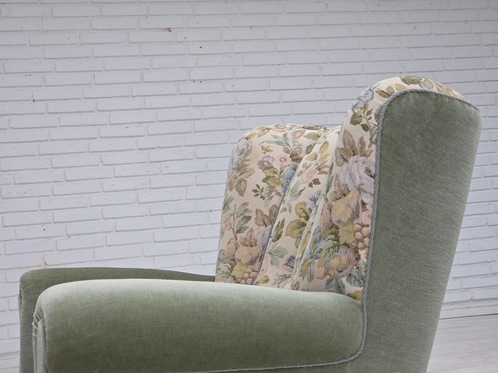 photo vintage Ca. Jaren 1970, Deense Relax Fauteuil, Groen Meubelvelours, Ongerestaureerde Staat.