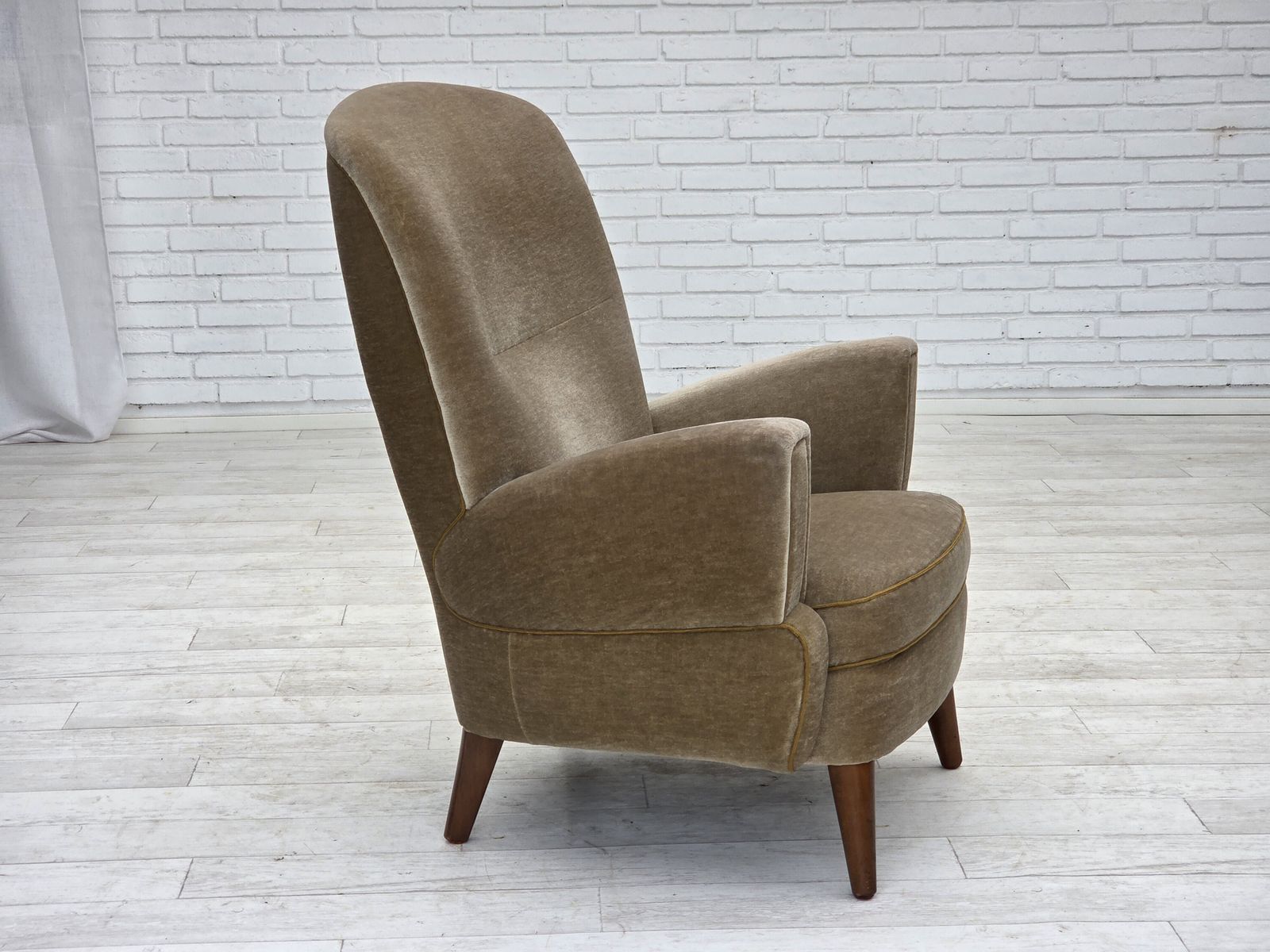 Ca. Jaren 1970, Deense Fauteuil, Groen Meubelvelours, Beukenhouten Poten. photo furniture