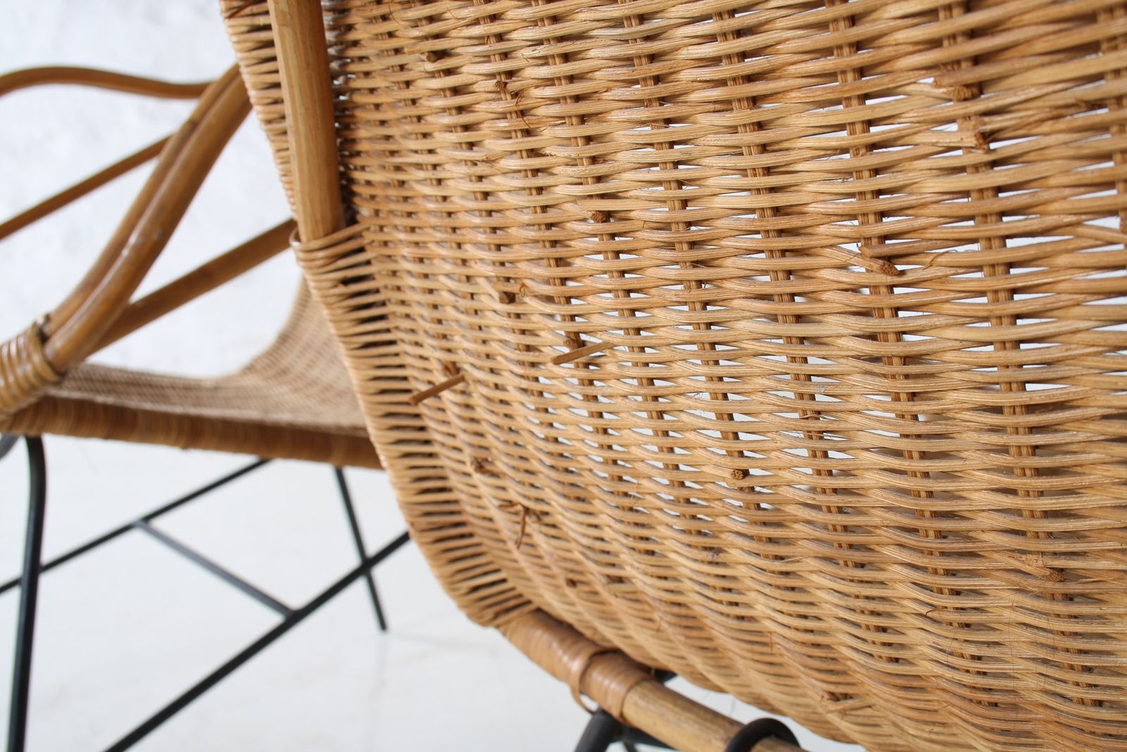 photo vintage A Pair Of 1950s Mid Century Rattan Basket Chairs In The Manner Of Arthur Umanoff