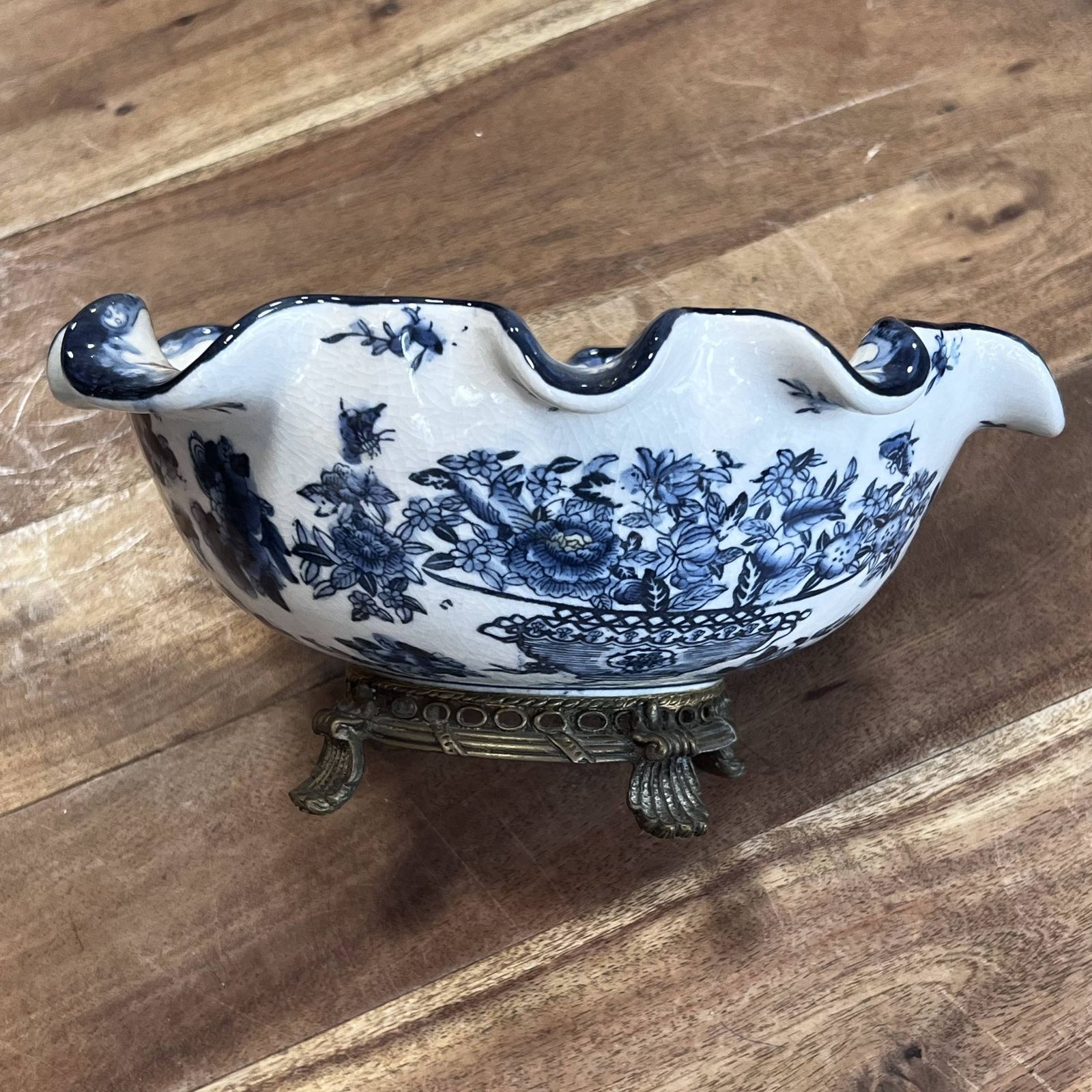 photo vintage Antique 1920s Chinese Porcelain Fruit Bowl With Ruffle Lip & Crackle Glaze