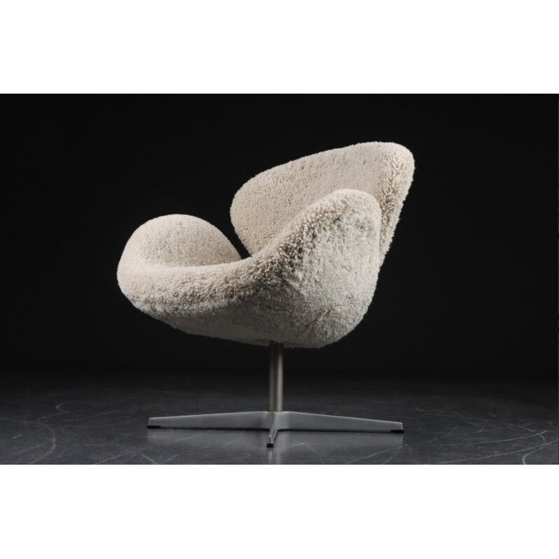 Unique Swan Chair By Arne Jacobsen