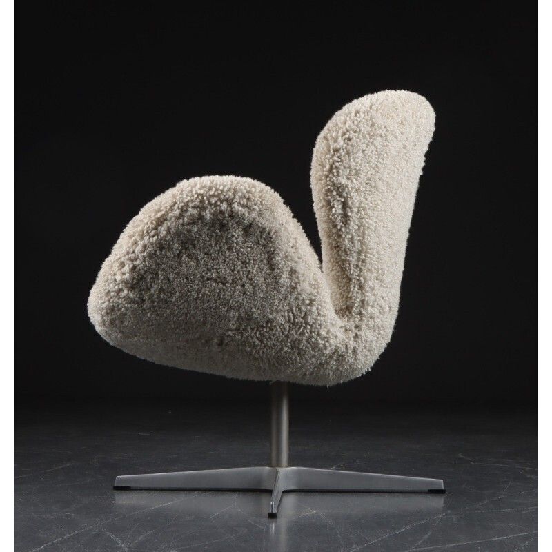 Unique Swan Chair By Arne Jacobsen photo 3952.0