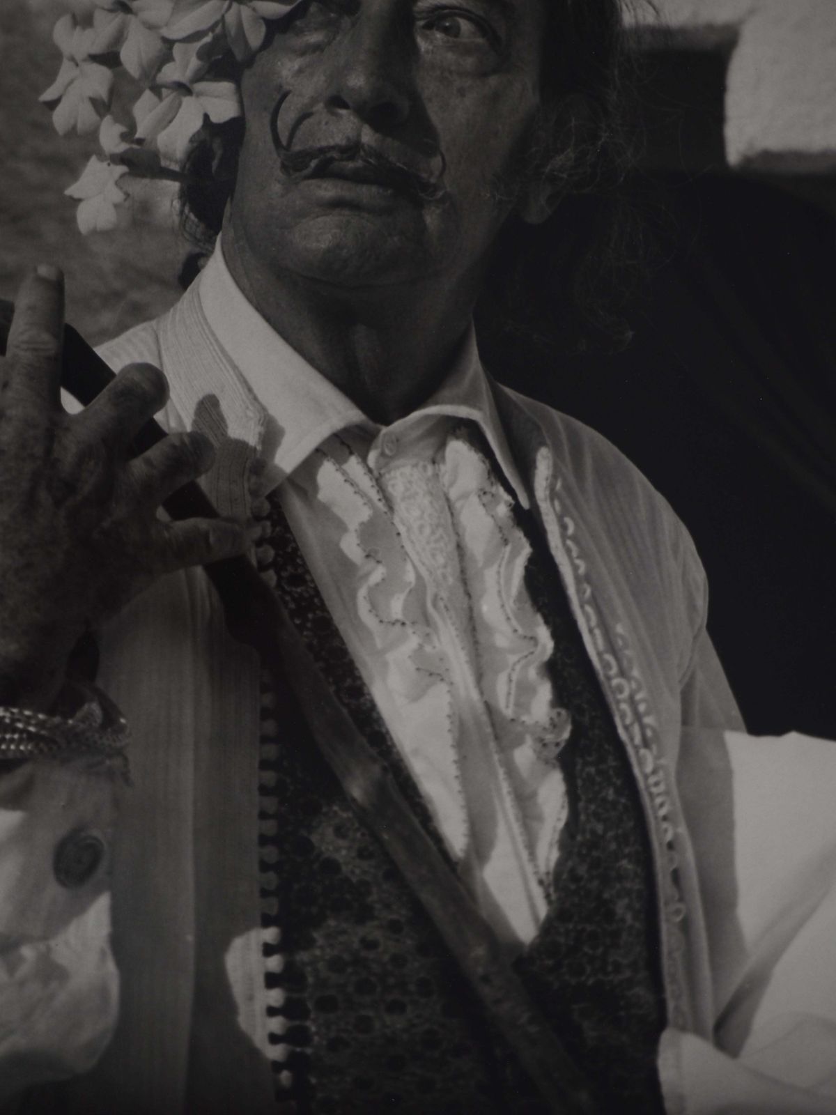 Marc Lacroixdalí With White Flowers   Original Gelatin Silver Photography, Signed1971 photo vinterior