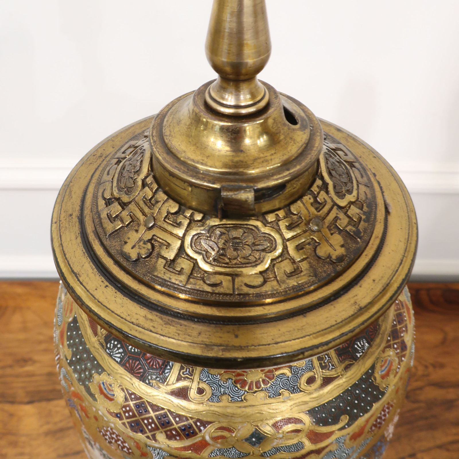 photo vintage Japanese Meiji Period Satsuma Porcelain Antique Table Lamp