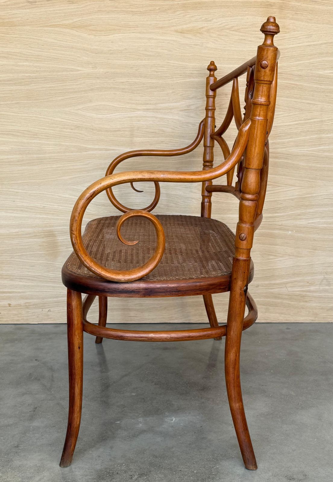 Canapé en bois courbé de style Thonet, siège canné, vers 1925 photo vinterior