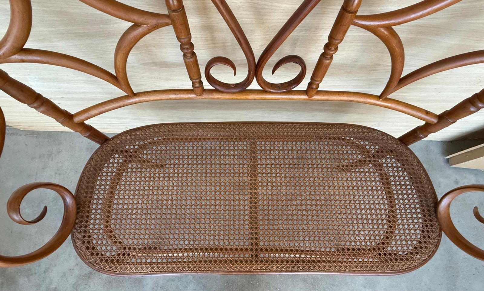 photo furniture Canapé en bois courbé de style Thonet, siège canné, vers 1925