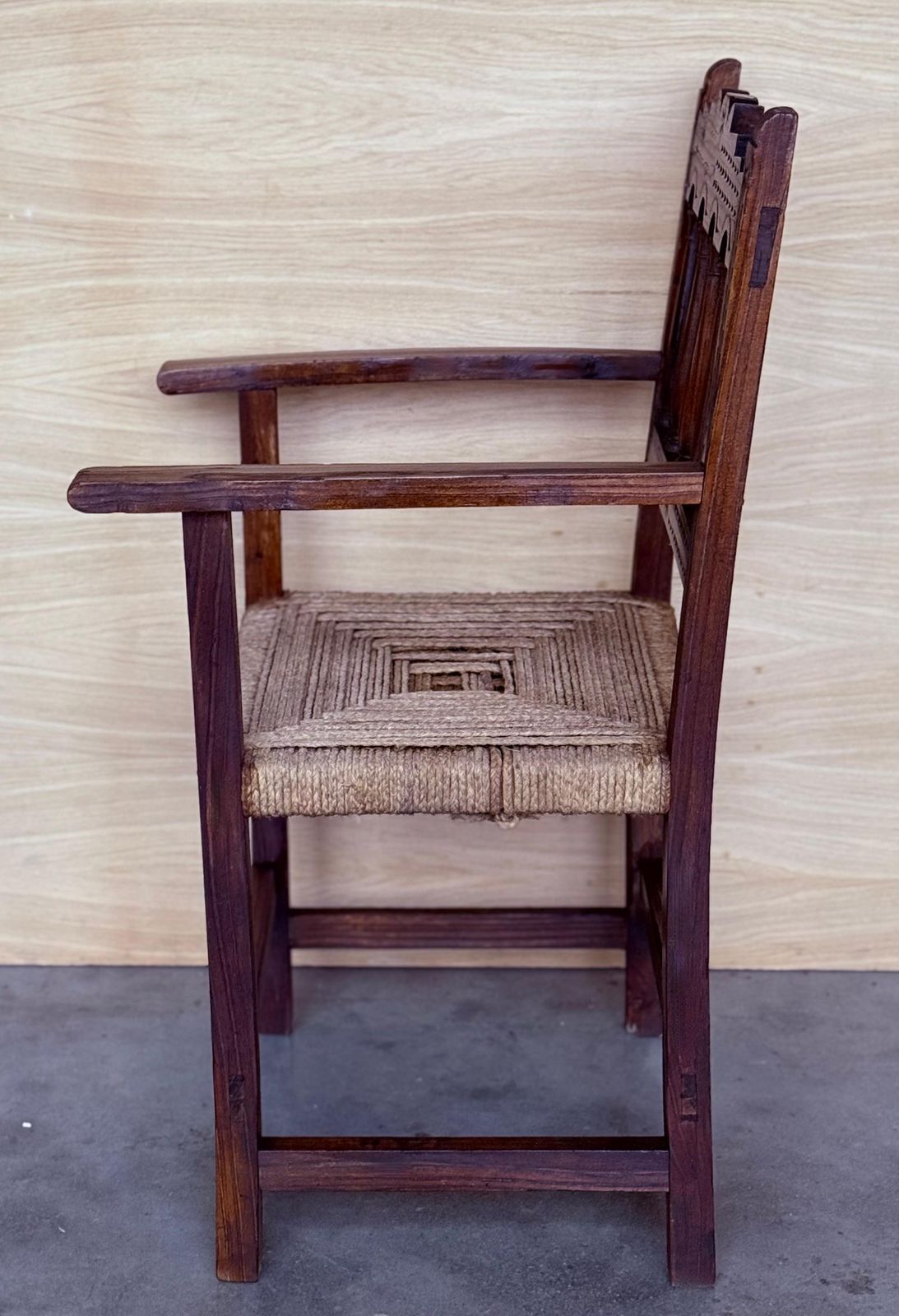 photo furniture Paire de fauteuils catalans de style trône en noyer et sièges cannés, XXe siècle