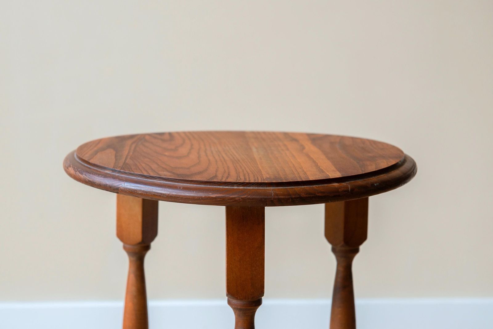 Eiken Bijzettafel Met Gesneden Poten, Ronde Houten Kruk, Rustiek Plantenstandaard, Antiek Plantenstandaard, étagèretafel, Landelijke Woondecoratie photo Meubels