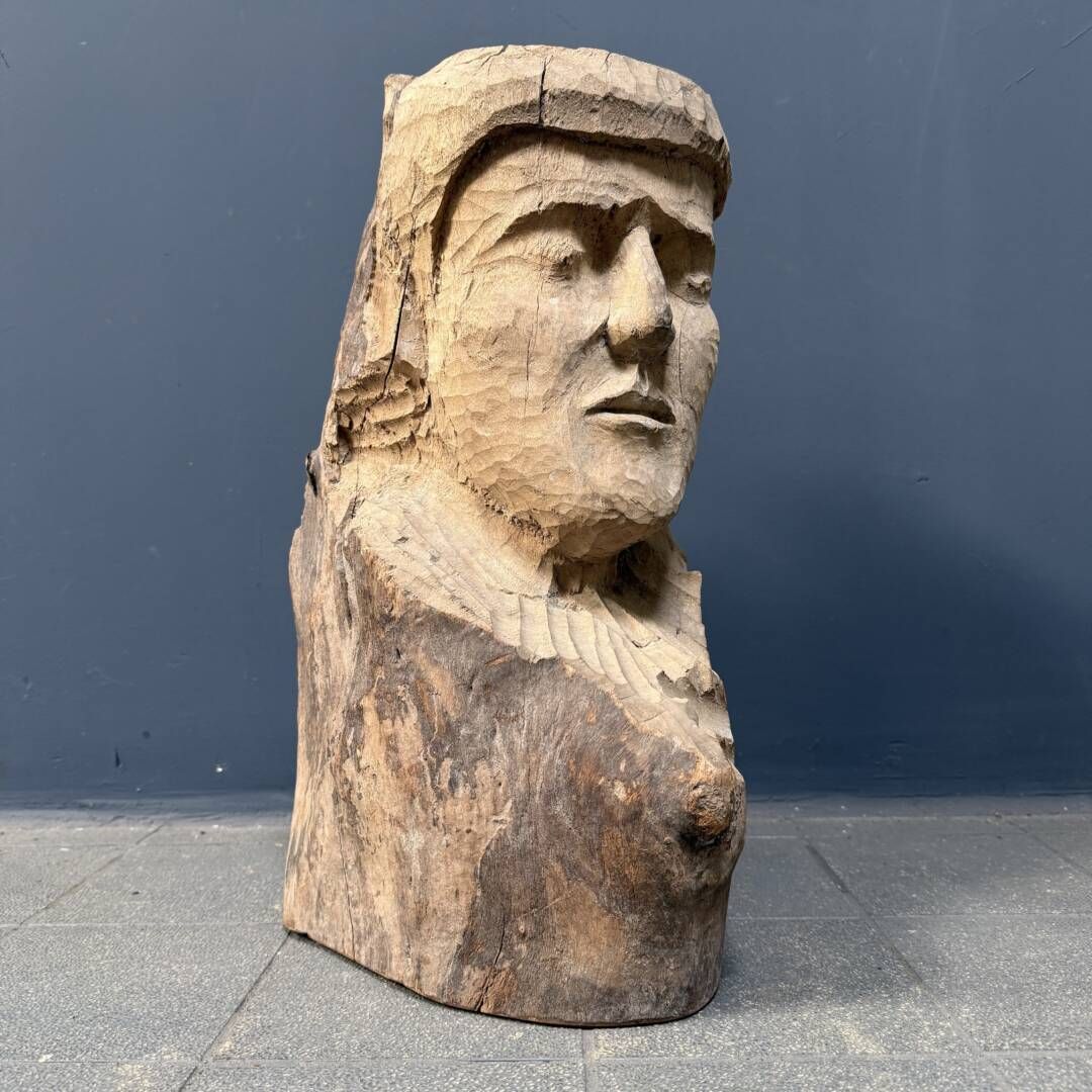 229.0 Groot houten hoofd of gezicht, gesneden uit een boomstam photo