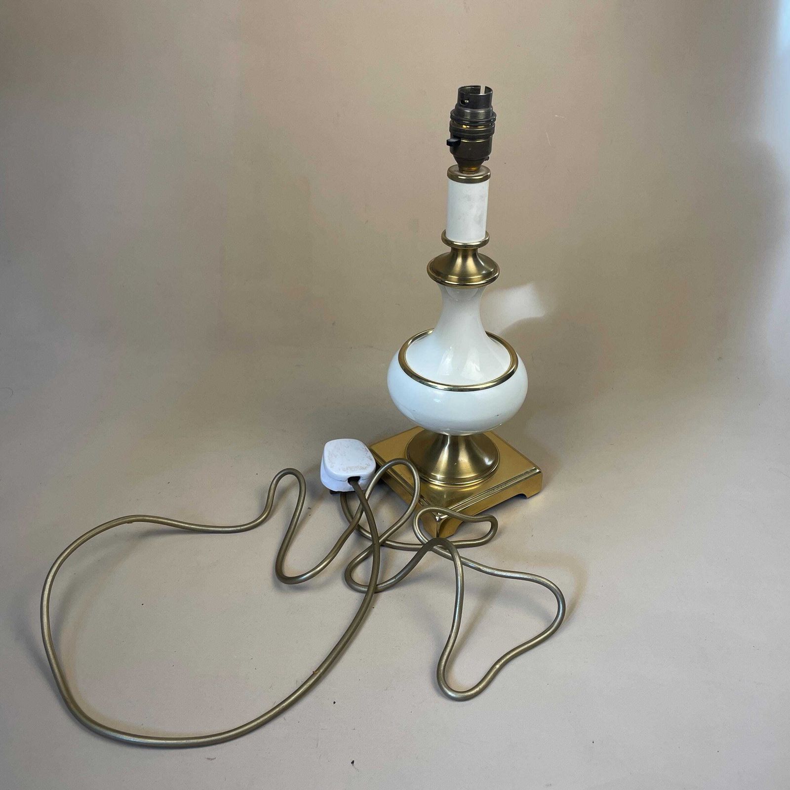 Antique Ceramic Gold Brass Metal Lamp Light Bedside Table Desk Porcelain Vase Cream Classic Cottage Vintage Medium Square Base photo vintage