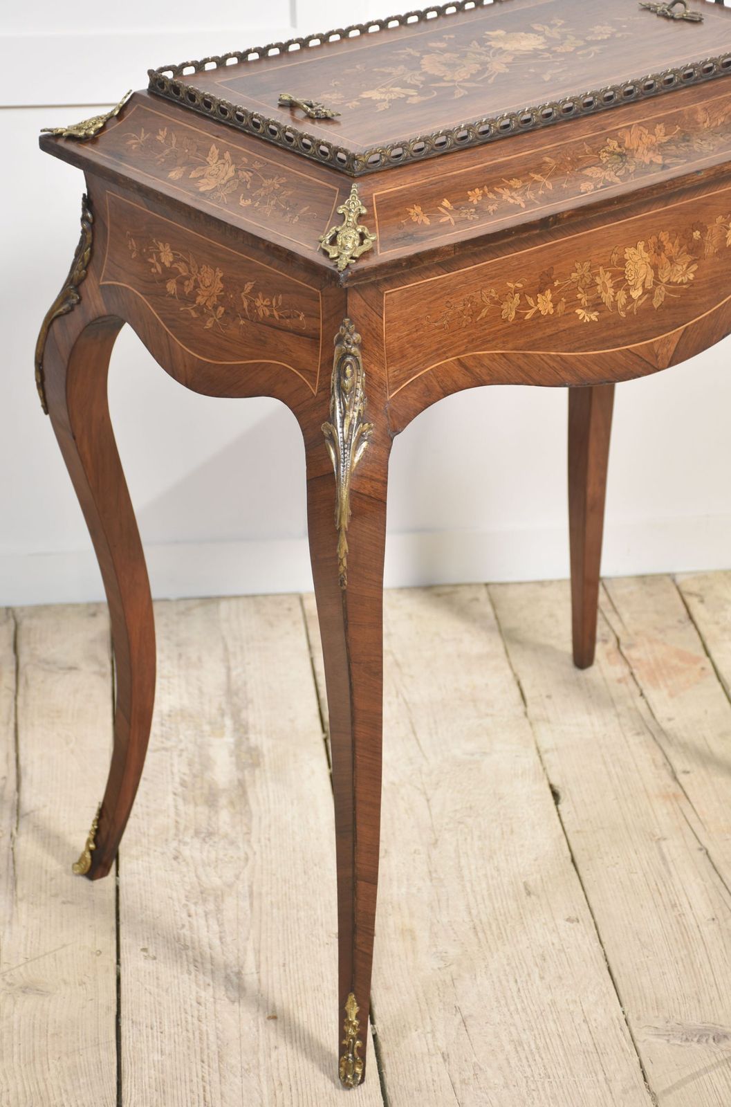 photo furniture 19th Century Mahogany Inlaid Jardinere Planter