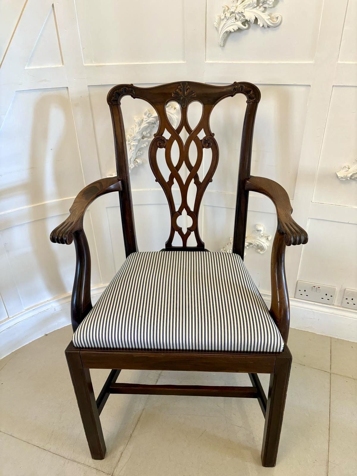 photo vintage Set Of 8 Antique Early 20th Century Quality Mahogany Dining Chairs