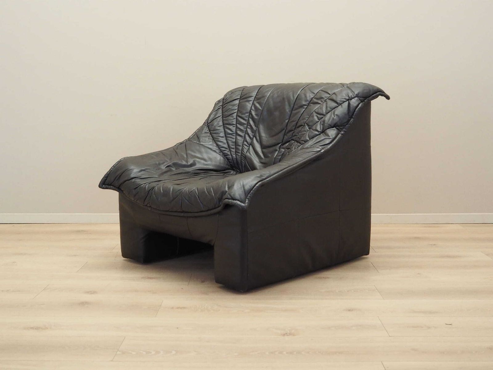 Leather Armchair, Italian Design, 1960s, Production: Italy photo vinterior