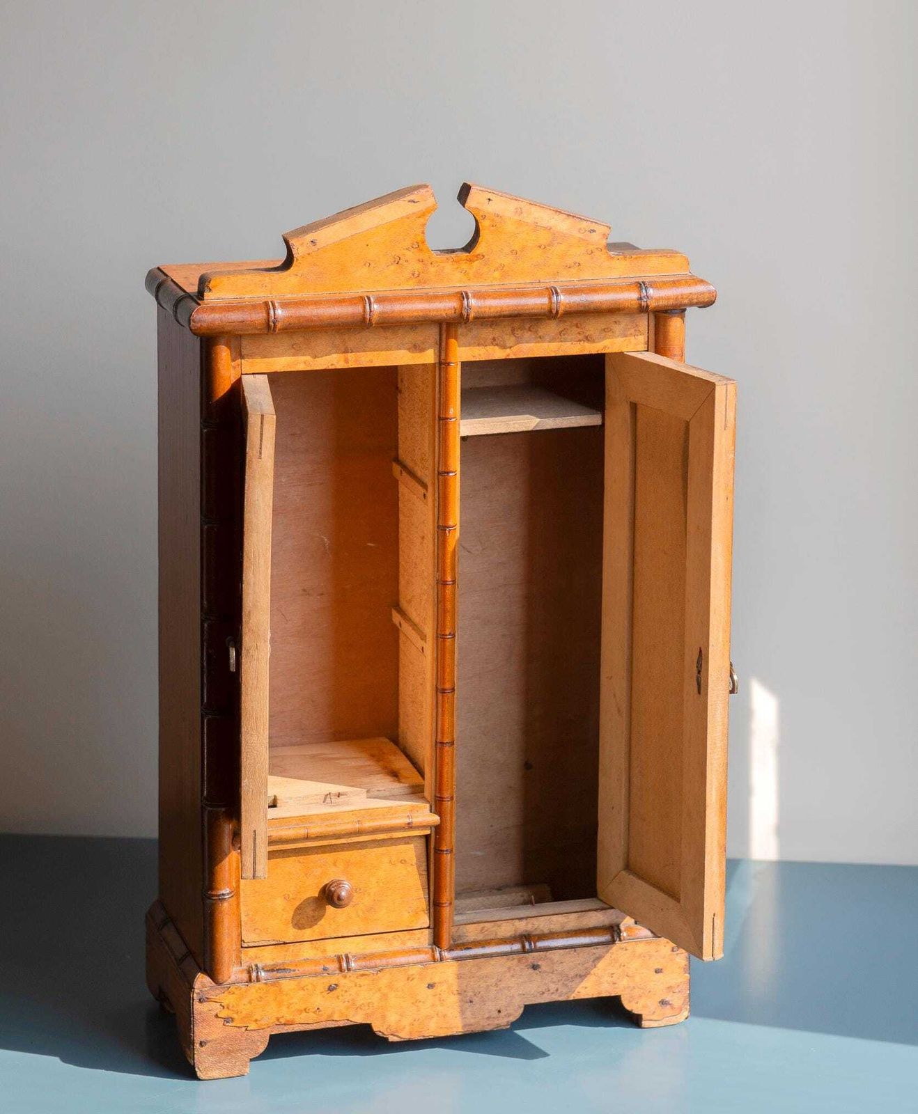 Armoire à pharmacie en faux bambou avec miroir, petite armoire en bois rustique d'époque, fabrication française photo 195.0