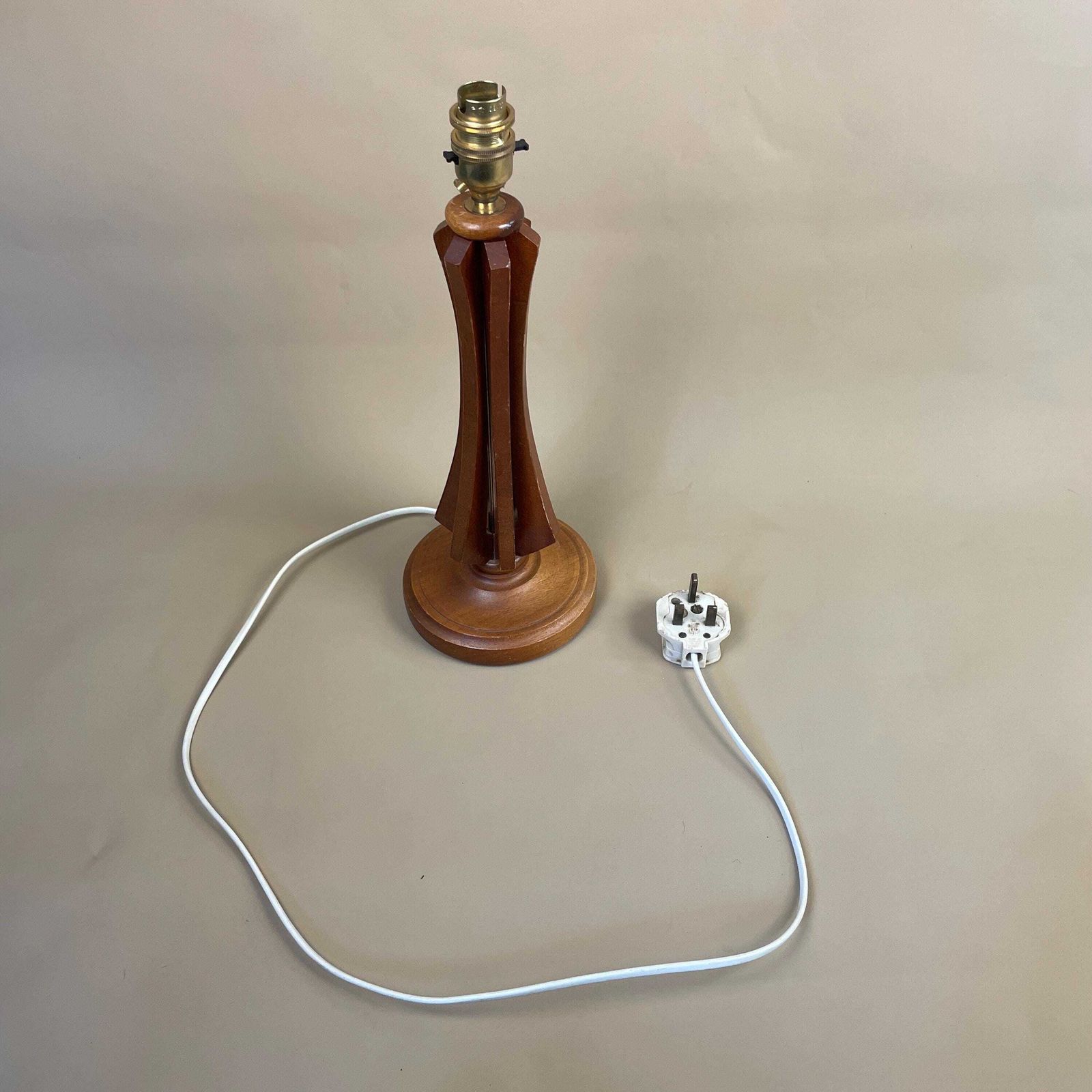 Vintage Wooden Table Lamp Side Light Brown Wood Round Base Retro Bedside Desk Hand Carved Farmhouse Cottage Decor Column photo vintage