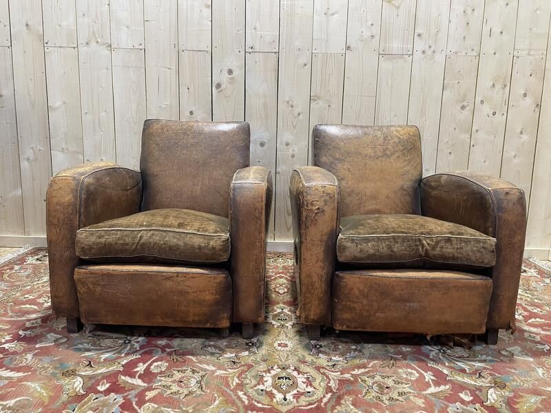 Paire De Fauteuils Club En Cuir Usés