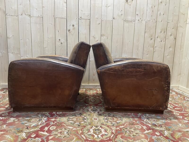Paire De Fauteuils Club En Cuir Usés photo 530.0