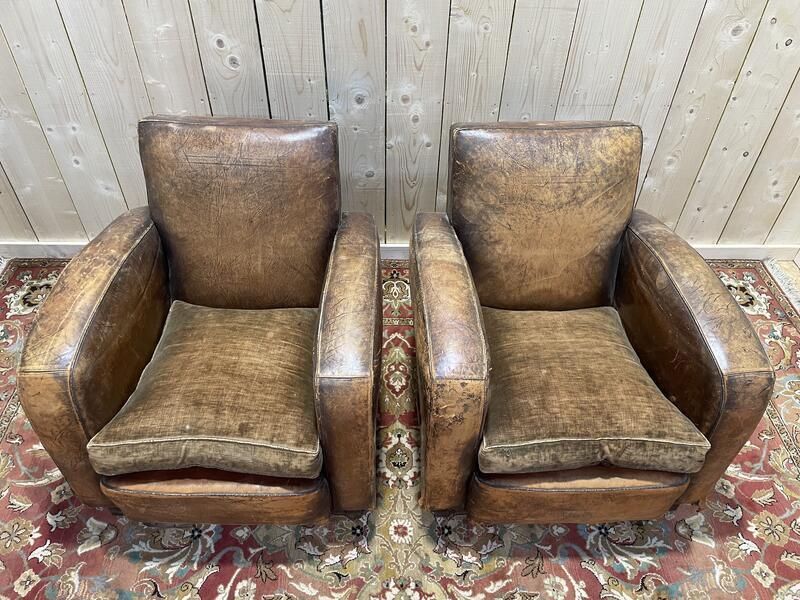 Paire De Fauteuils Club En Cuir Usés photo vinterior
