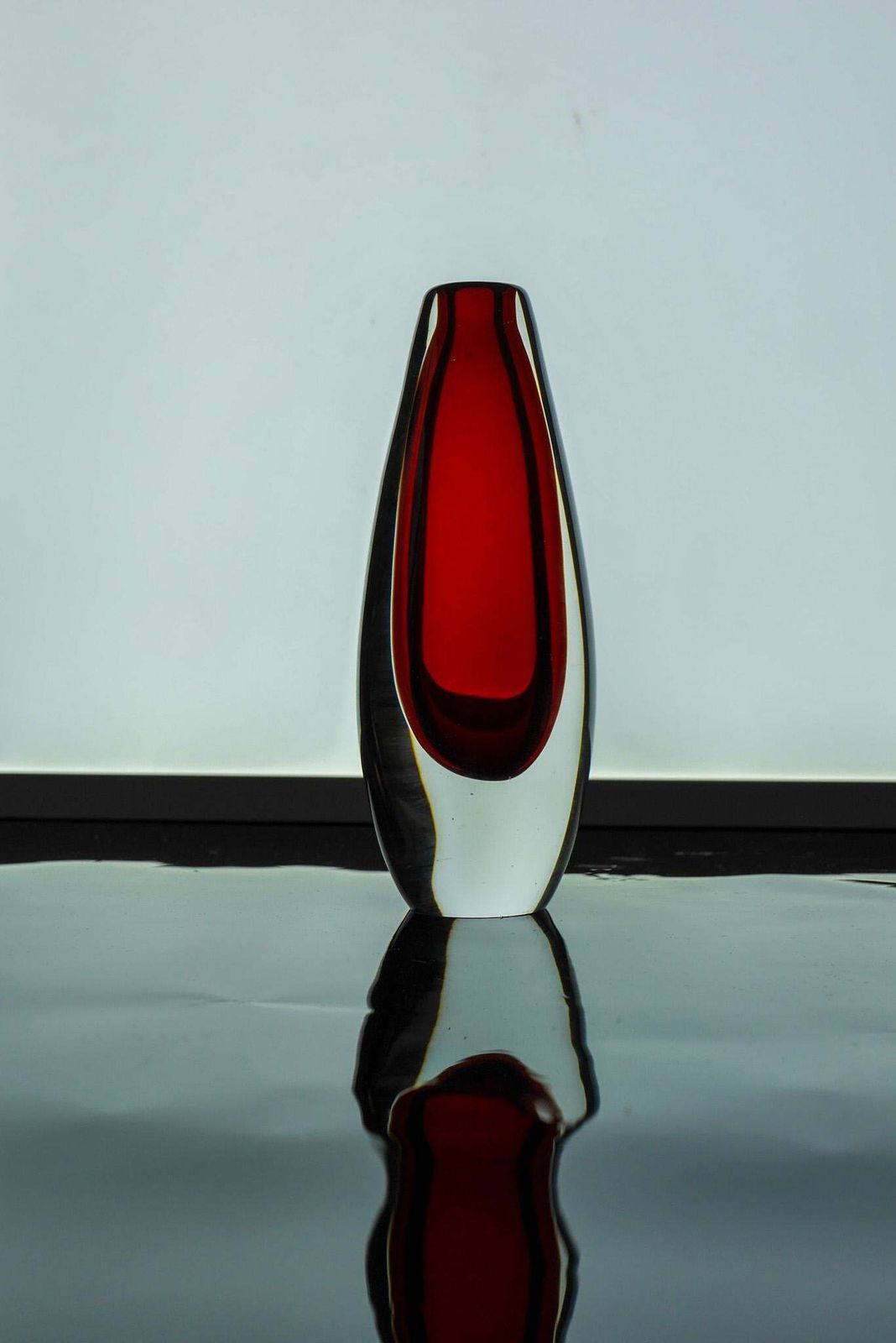 Mid Century Modern Handgeblazen Scandinavisch Helder Rood Sommerso Kunstglas Vaas, Door Ernst Gordon Voor åfors, Zweden photo furniture