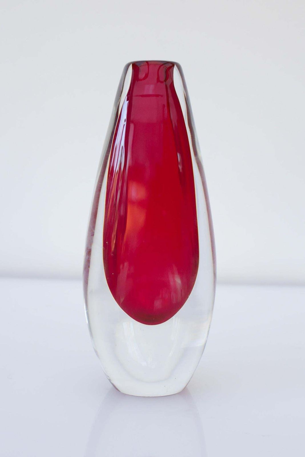 photo for sale Mid Century Modern Handgeblazen Scandinavisch Helder Rood Sommerso Kunstglas Vaas, Door Ernst Gordon Voor åfors, Zweden