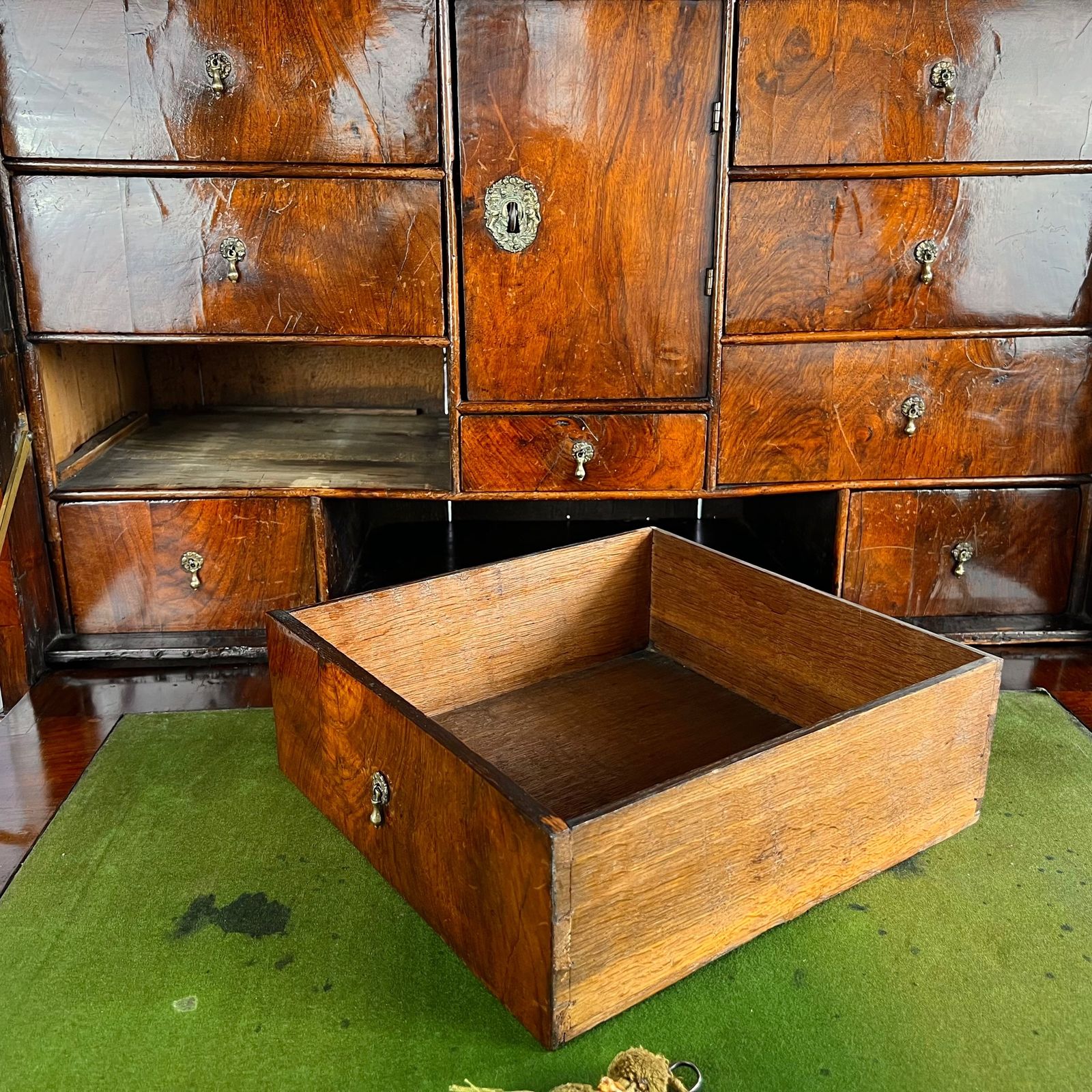 photo vintage 18th Century Walnut And Floral And Seaweed Marquetry Inlaid Escritoire