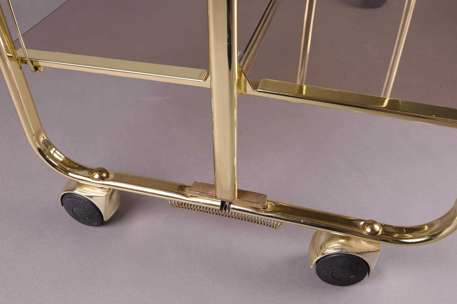 photo furniture Vintage Opvouwbare Barkar | Gouden Trolley Met Rookglas | Mid Century Modern Serveerwagen Op Wielen, Jaren 1980