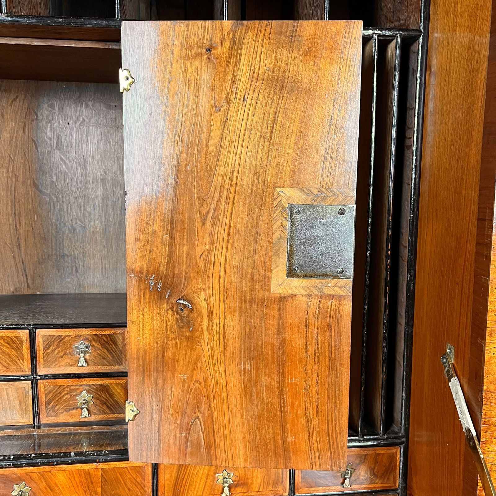 Queen Anne/ George I Inlaid, Figured Walnut Escritoire photo vinterior