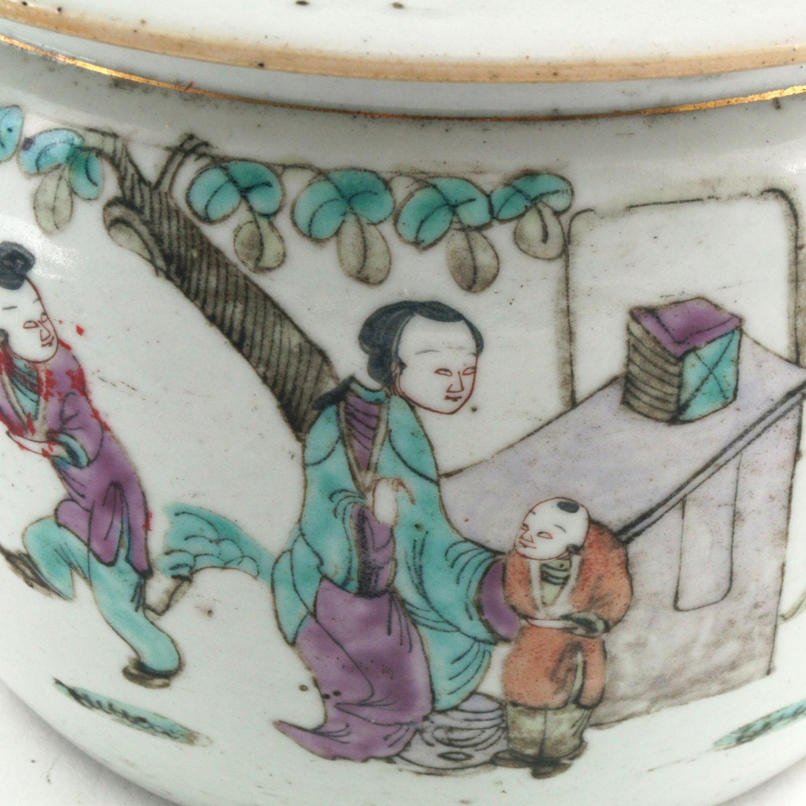 photo furniture Early 20th Century Chinese Porcelain Bucket Vase, Famille Verte