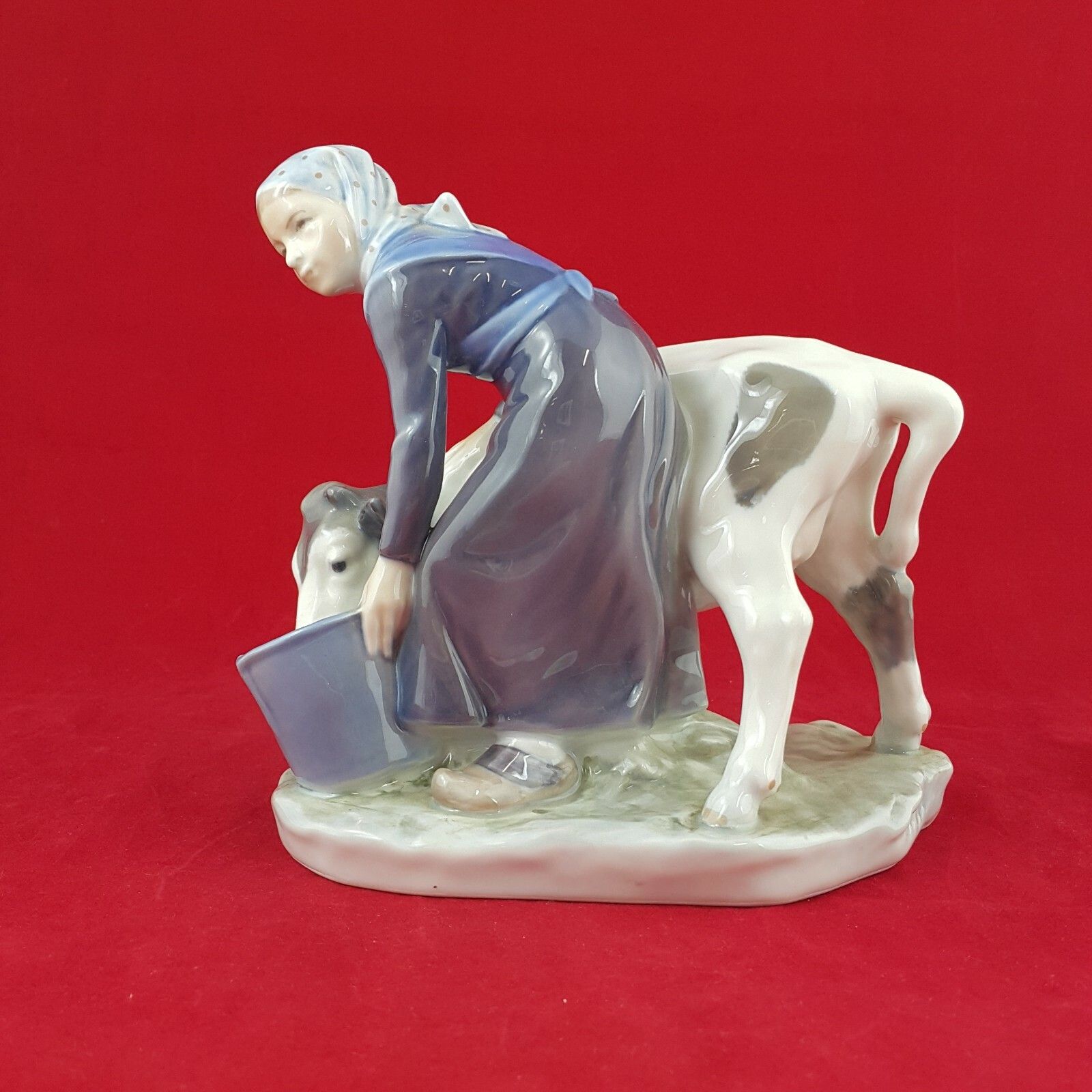 photo furniture Royal Copenhagen Women Feeding Calf 075 5960 Rch